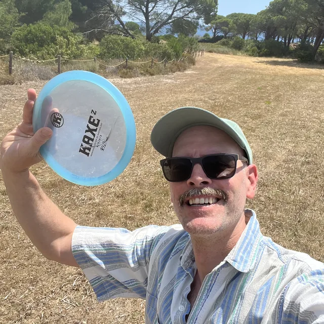 Moritz Köditz mit Disc auf dem Platz